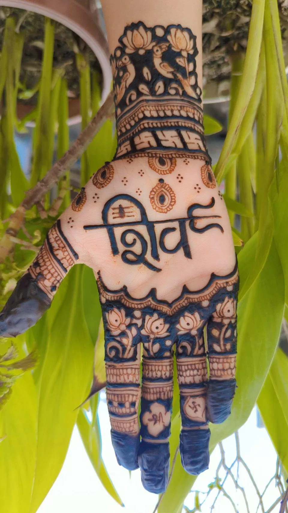 Stylish Front Hand Mehndi Design for Sawan