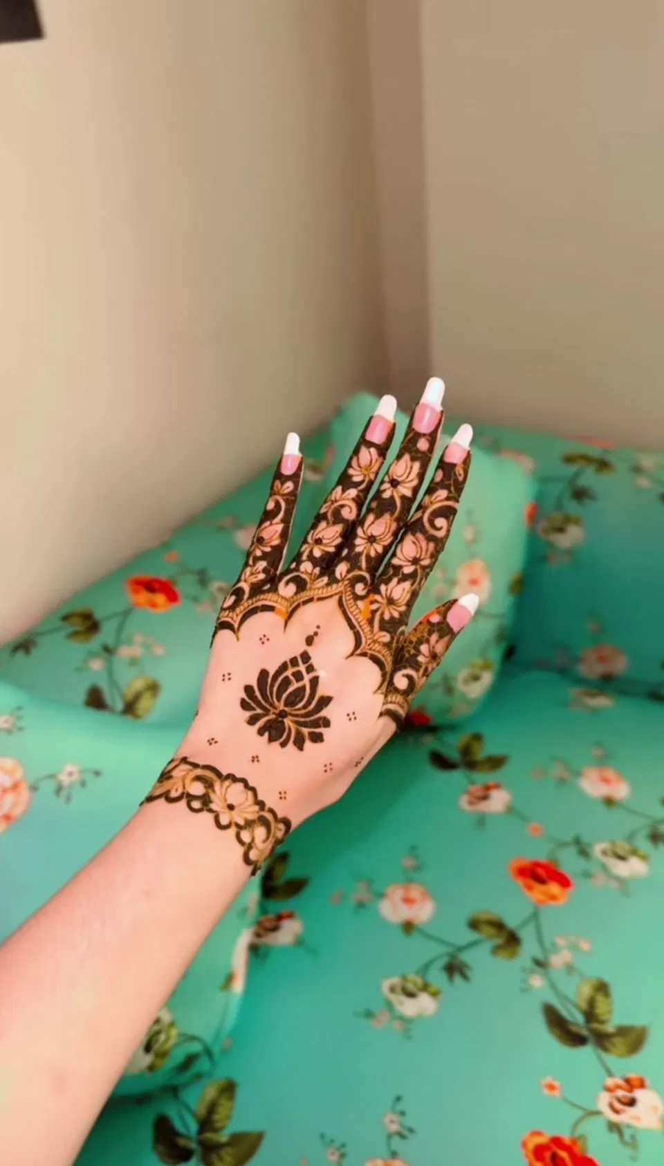 Aesthetic Simple Back Hand Mehndi Design with Flowers and Lotus for Eid (3)