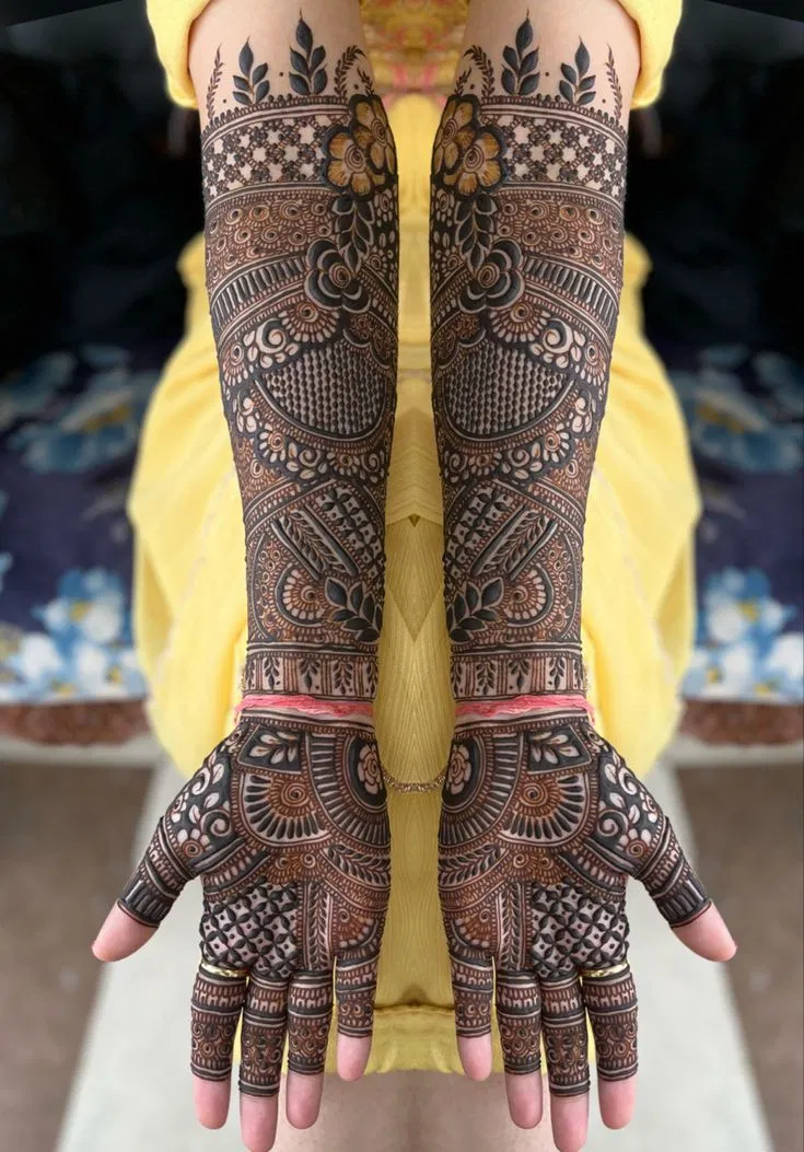 Bridal Stylish Front Hand Mehndi Design with Figures and Jaal (4)