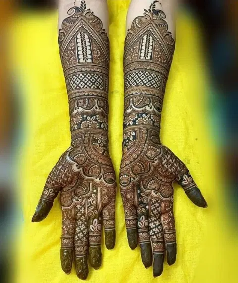 bridal indian figure front hand mehndi design