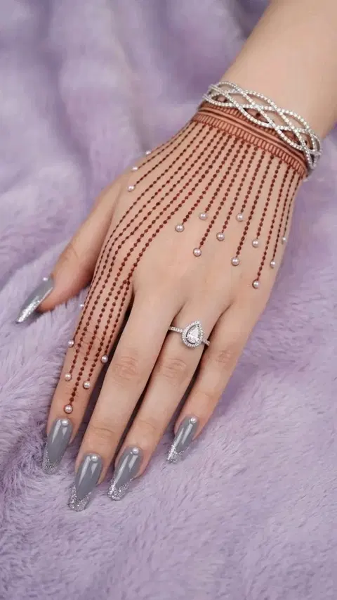simple stylish back hand mehndi design