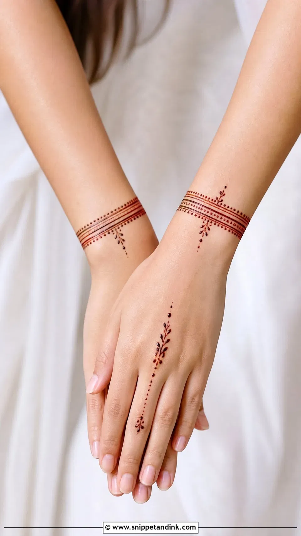 Arabic Minimal Back Hand Mehndi Design with Jaal (3)