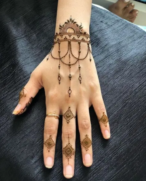 simple stylish jaal back hand mehndi design