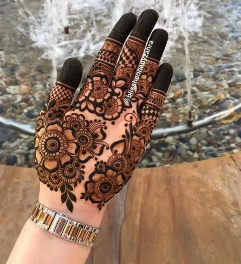 aesthetic arabic bel finger mehndi design