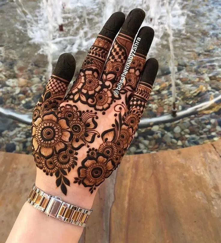 Aesthetic Arabic Finger Mehndi Design with Bel and Flowers