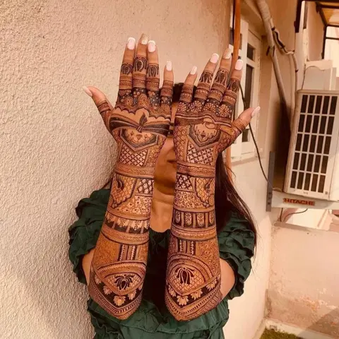 bridal stylish figure back hand mehndi design