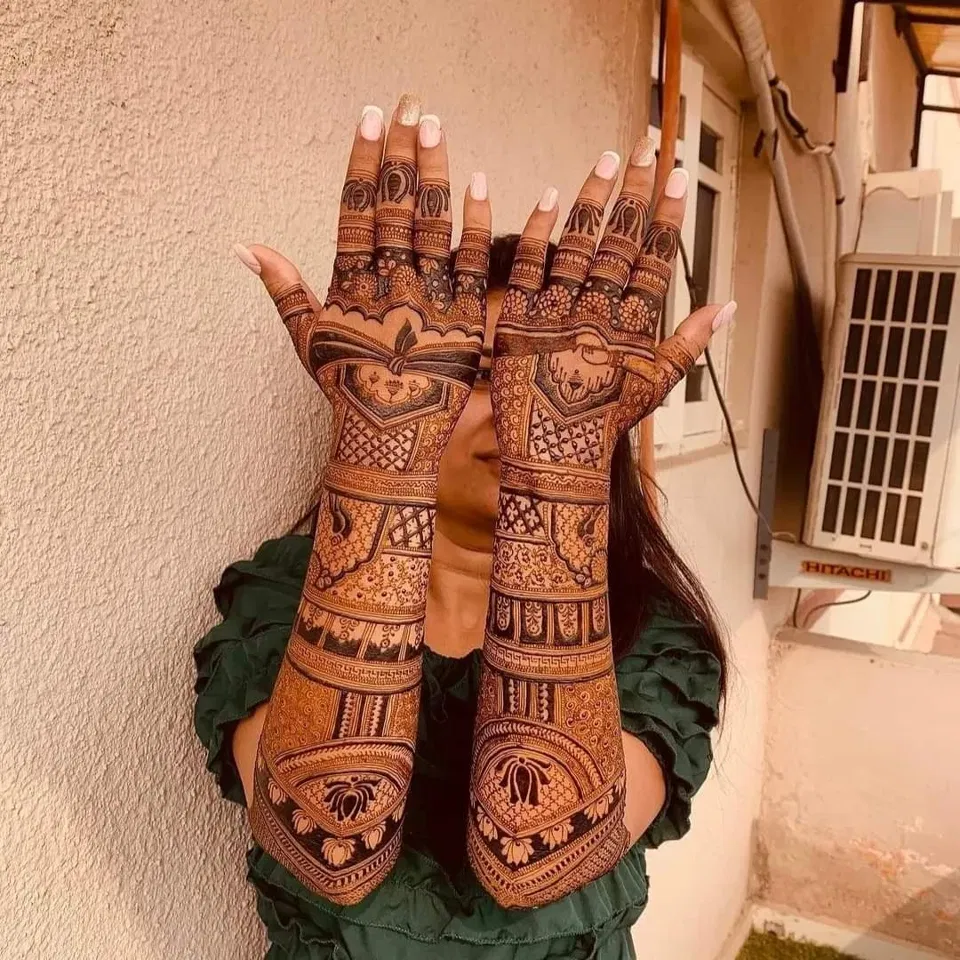 Bridal Stylish Back Hand Mehndi Design with Figures and Hearts (4)