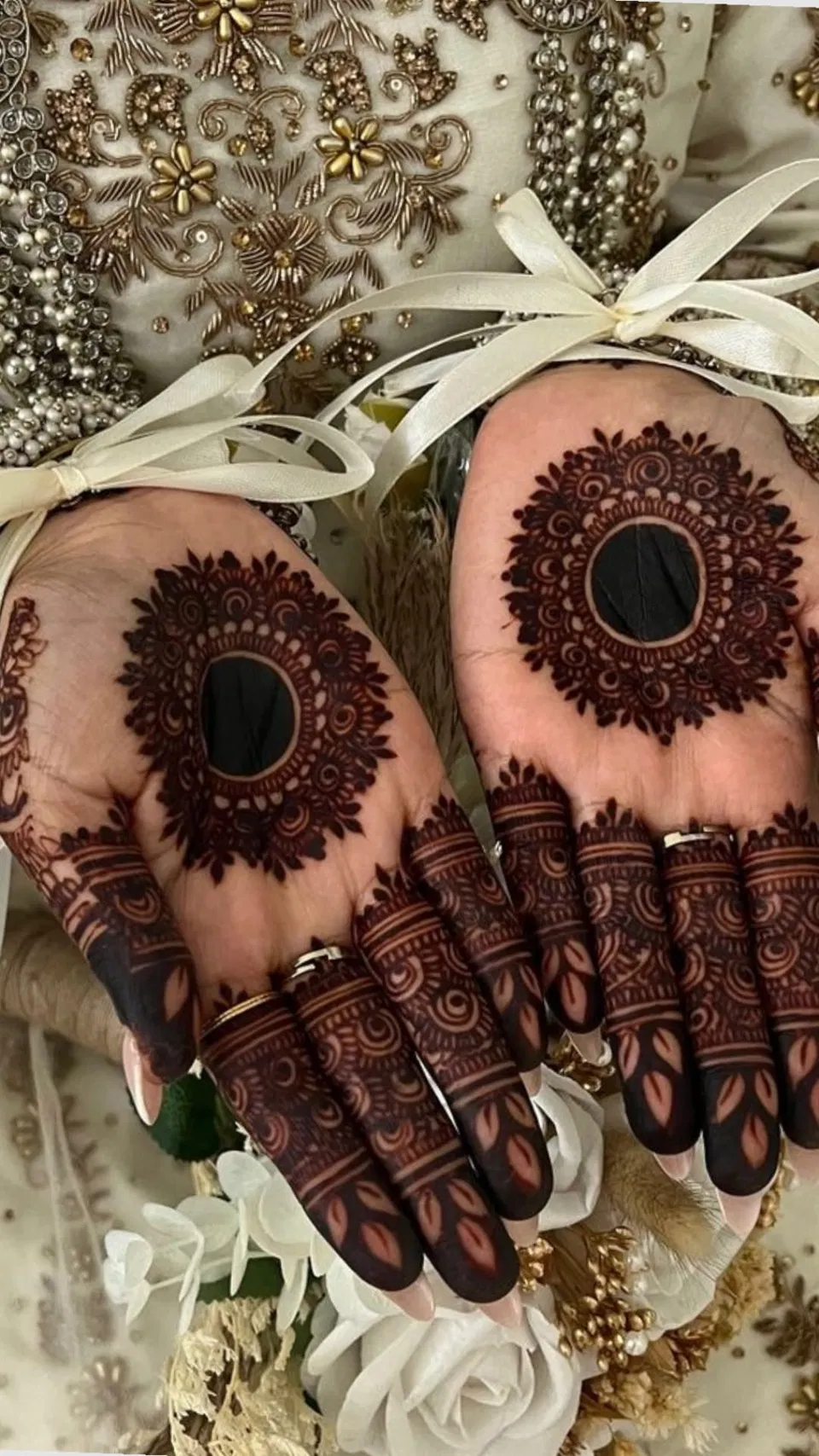 Arabic Bridal Finger Mehndi Design with Gol Tikki and Flowers for Eid
