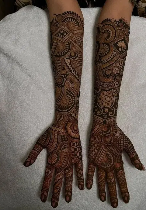 bridal stylish circle front hand mehndi design