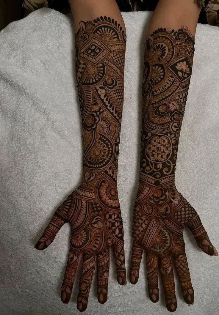 Bridal Stylish Front Hand Mehndi Design with Gol Tikki (3)