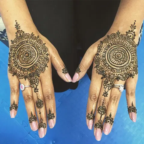 aesthetic circle back hand mehndi design