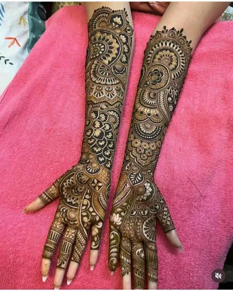 bridal stylish circle front hand mehndi design