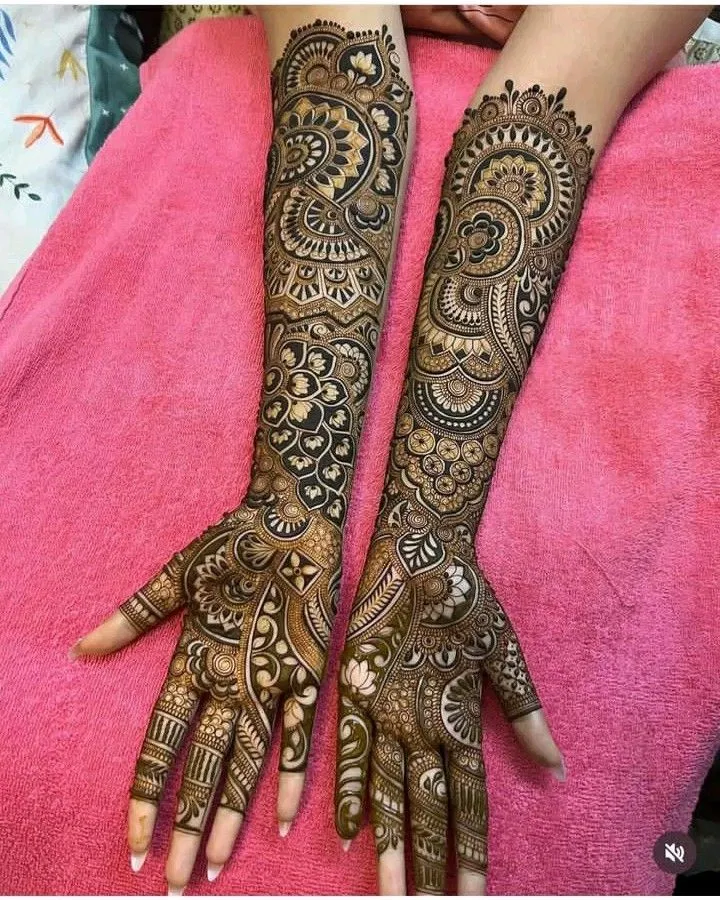 Bridal Stylish Front Hand Mehndi Design with Gol Tikki (4)