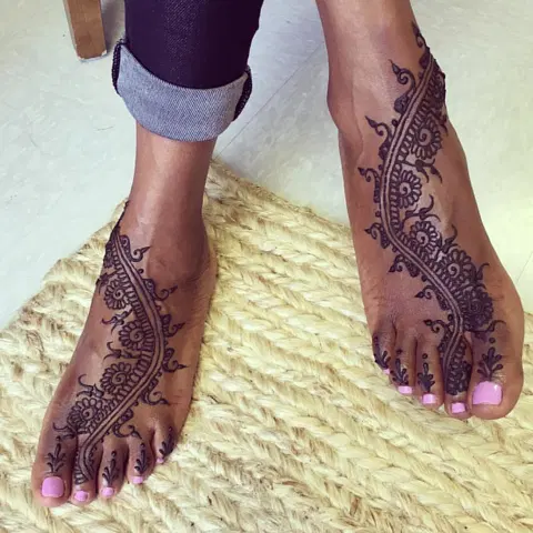 aesthetic simple jaal back hand mehndi design