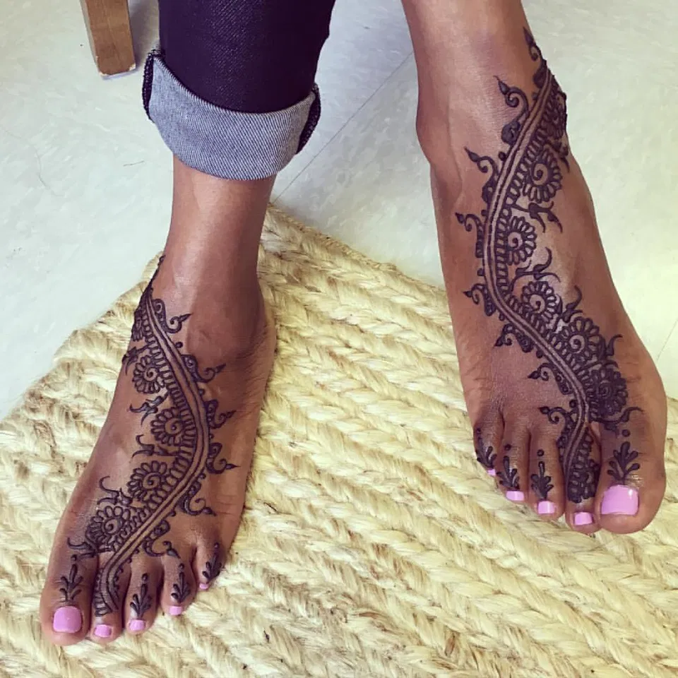 Aesthetic Simple Back Hand Mehndi Design with Jaal