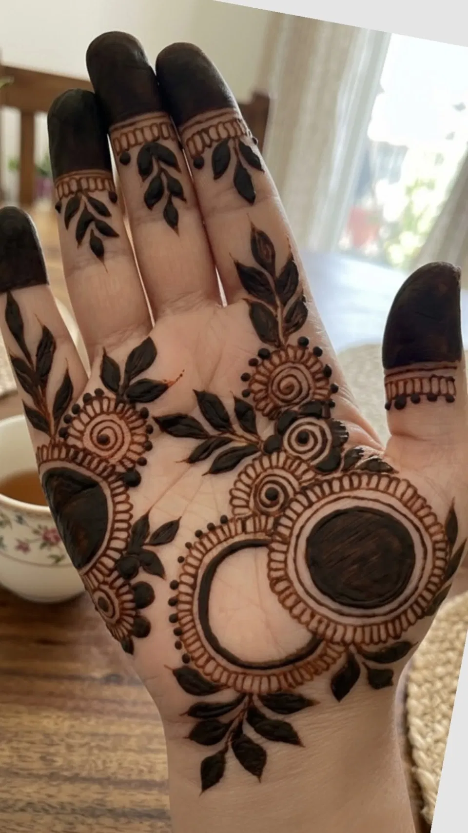 Aesthetic Arabic Finger Mehndi Design with Gol Tikki for Eid
