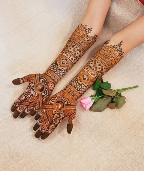 figure back hand mehndi design