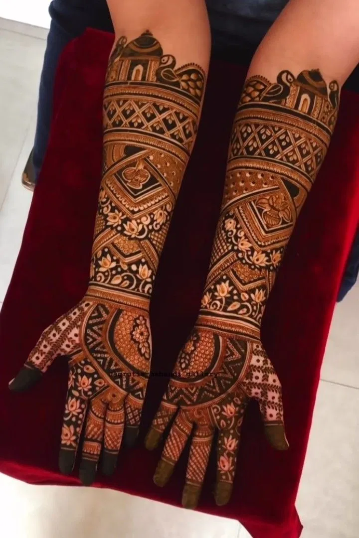 Front Hand Mehndi Design with Figures (3)