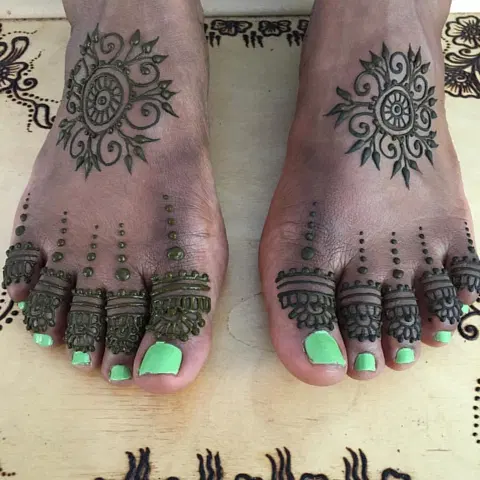 aesthetic simple jaal back hand mehndi design