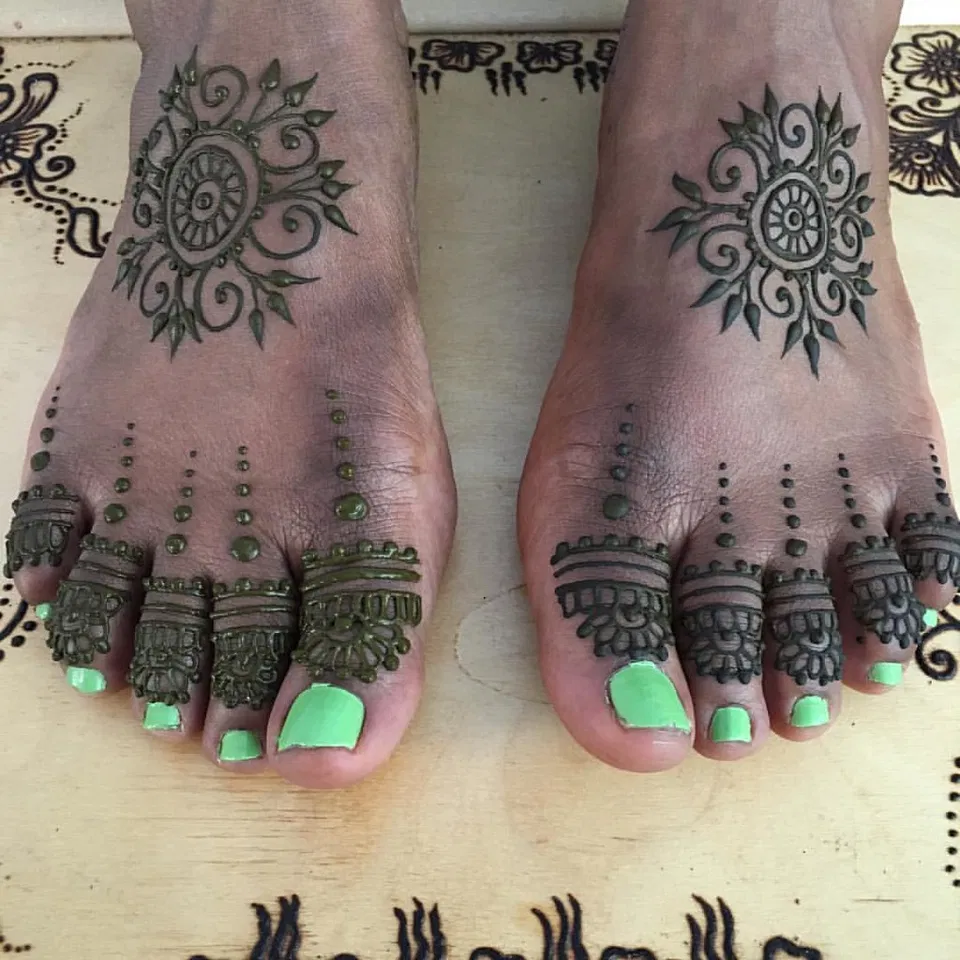 Aesthetic Simple Back Hand Mehndi Design with Jaal (2)