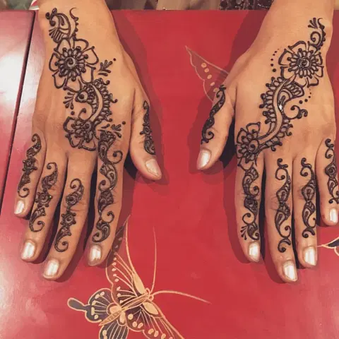 aesthetic arabic jaal finger mehndi design