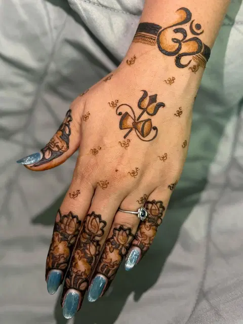 aesthetic simple circle back hand mehndi design
