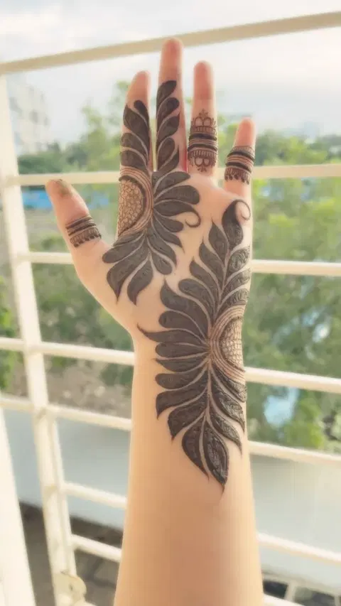 aesthetic arabic front hand mehndi design