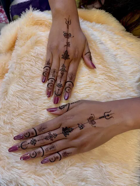 simple deity finger mehndi design