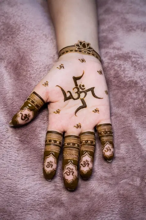 bridal stylish deity front hand mehndi design