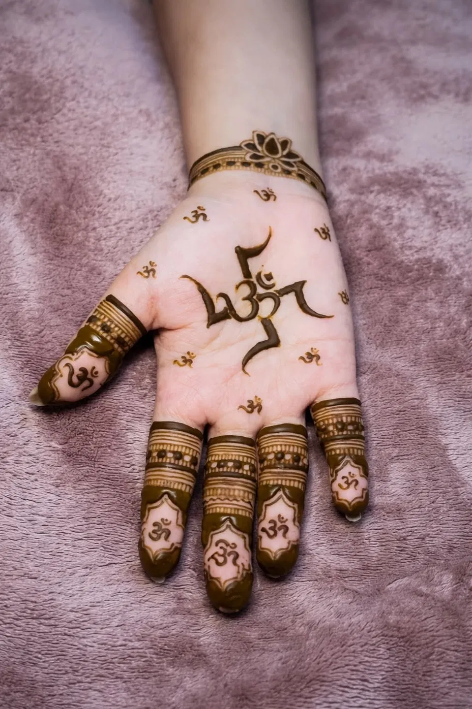 Bridal Stylish Front Hand Mehndi Design with Deity and Jaal