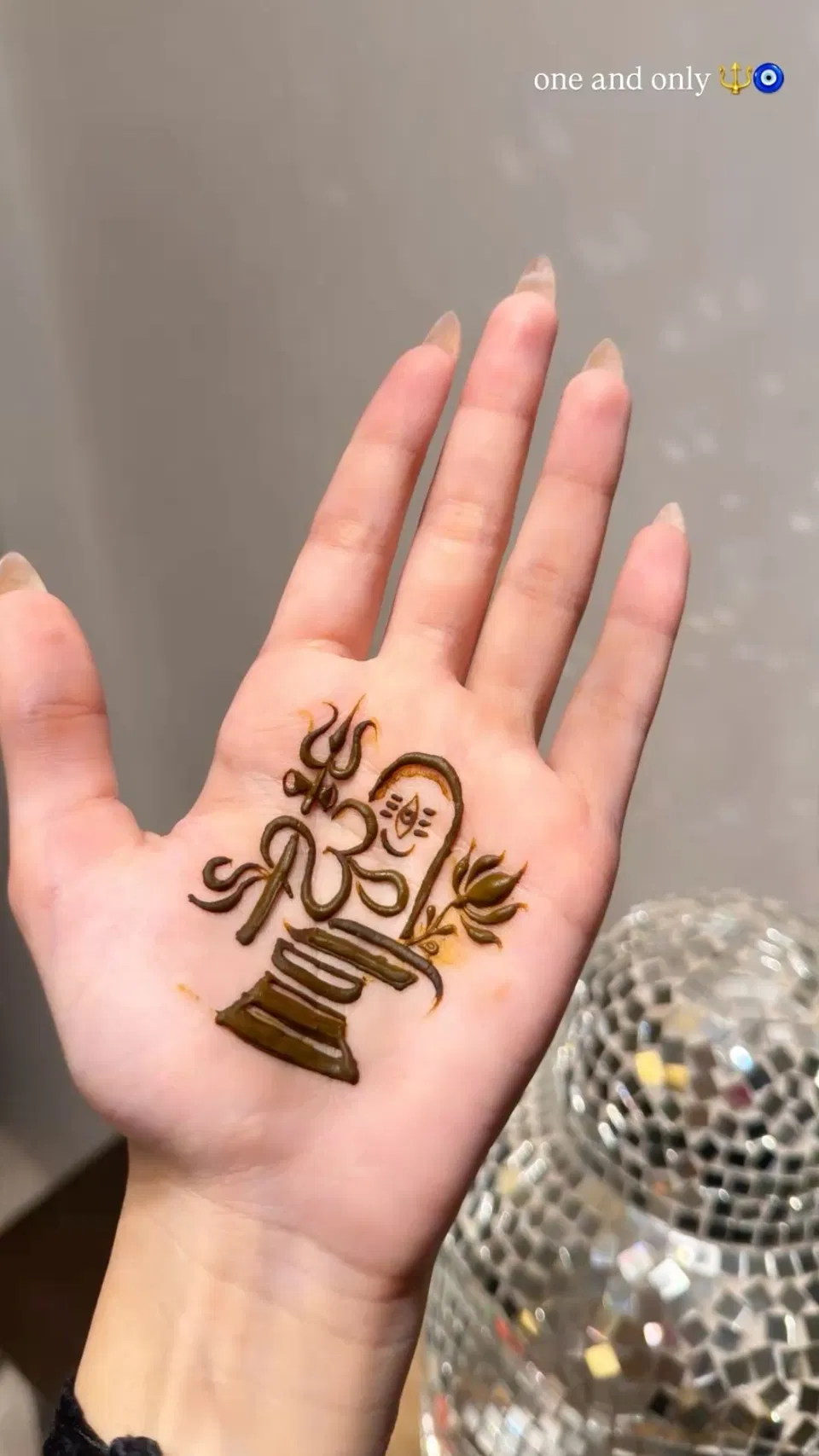 Simple Front Hand Mehndi Design with Deity for Sawan (2)