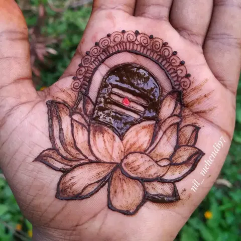 simple stylish deity front hand mehndi design