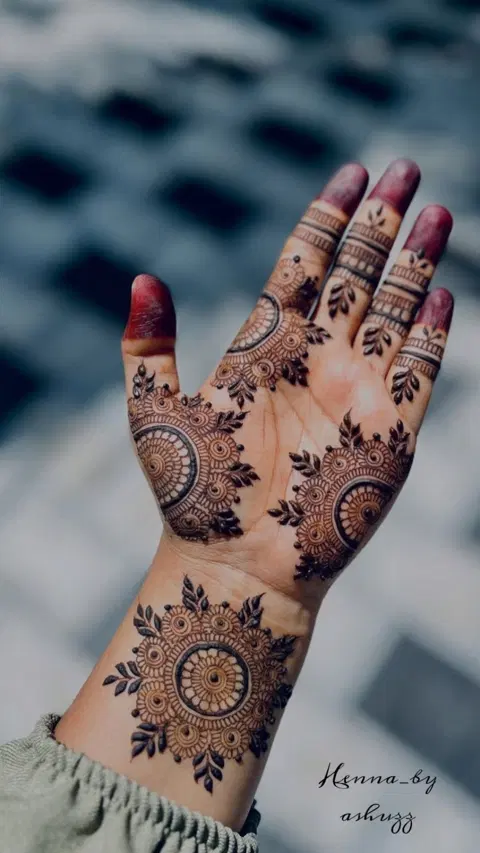 aesthetic arabic circle front hand mehndi design