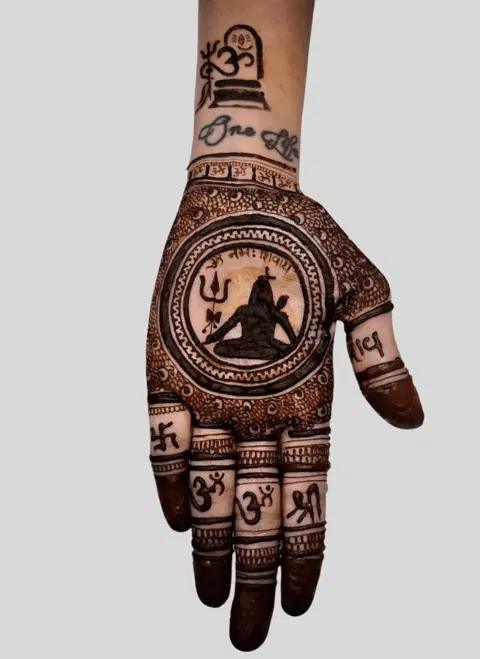 bridal circle front hand mehndi design