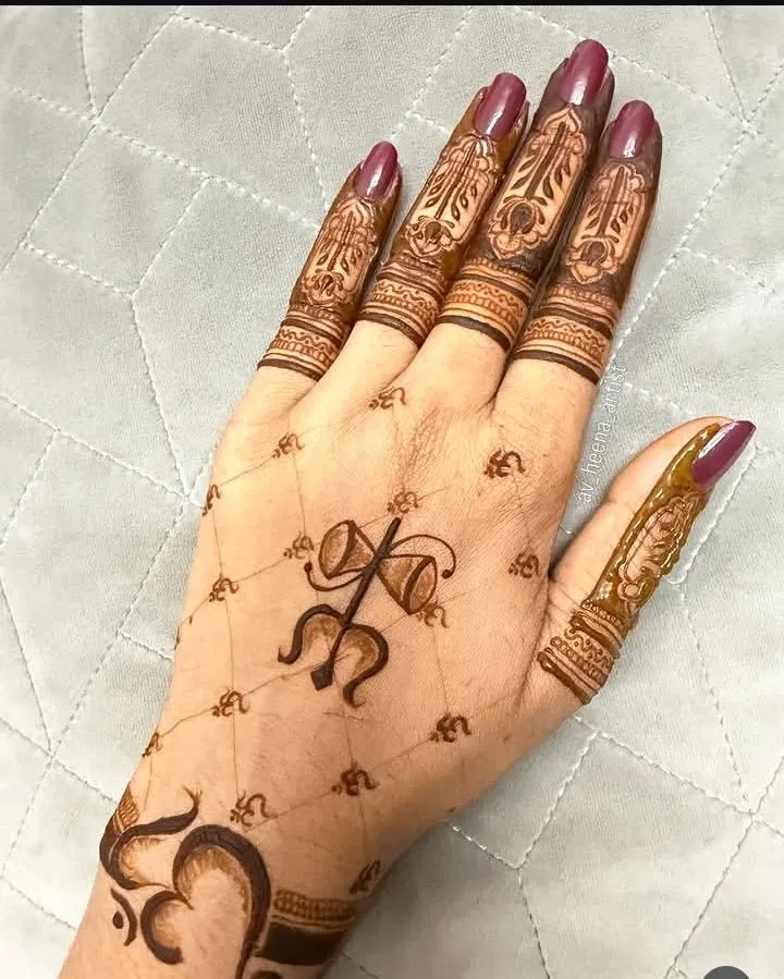 Simple Finger Mehndi Design with Deity and Jaal