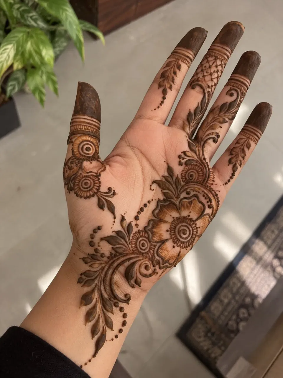 Aesthetic Arabic Finger Mehndi Design with Gol Tikki and Flowers