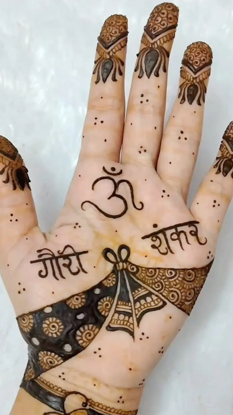 Simple Stylish Finger Mehndi Design with Deity and Jaal for Sawan (2)