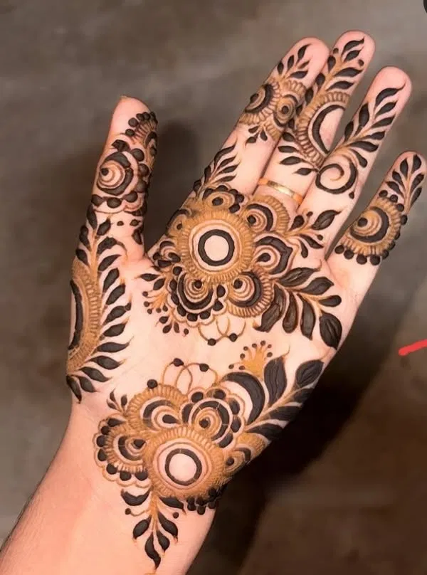 Arabic Bridal Finger Mehndi Design with Gol Tikki and Flowers for Engagement (2)