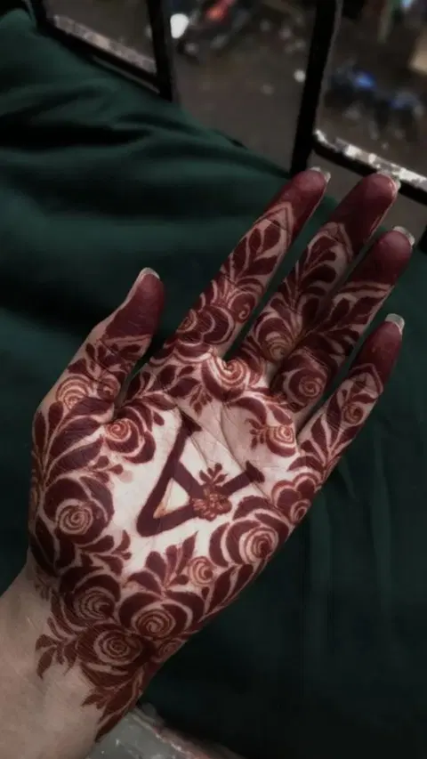 aesthetic arabic flower front hand mehndi design