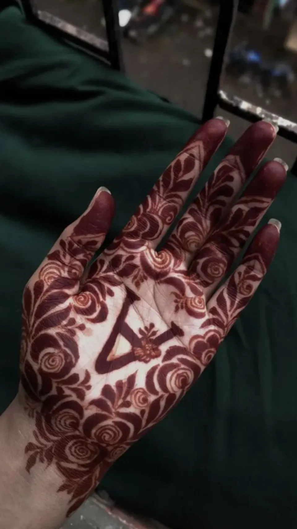Aesthetic Arabic Front Hand Mehndi Design with Flowers (3)