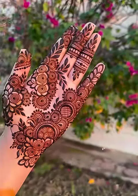aesthetic arabic circle finger mehndi design