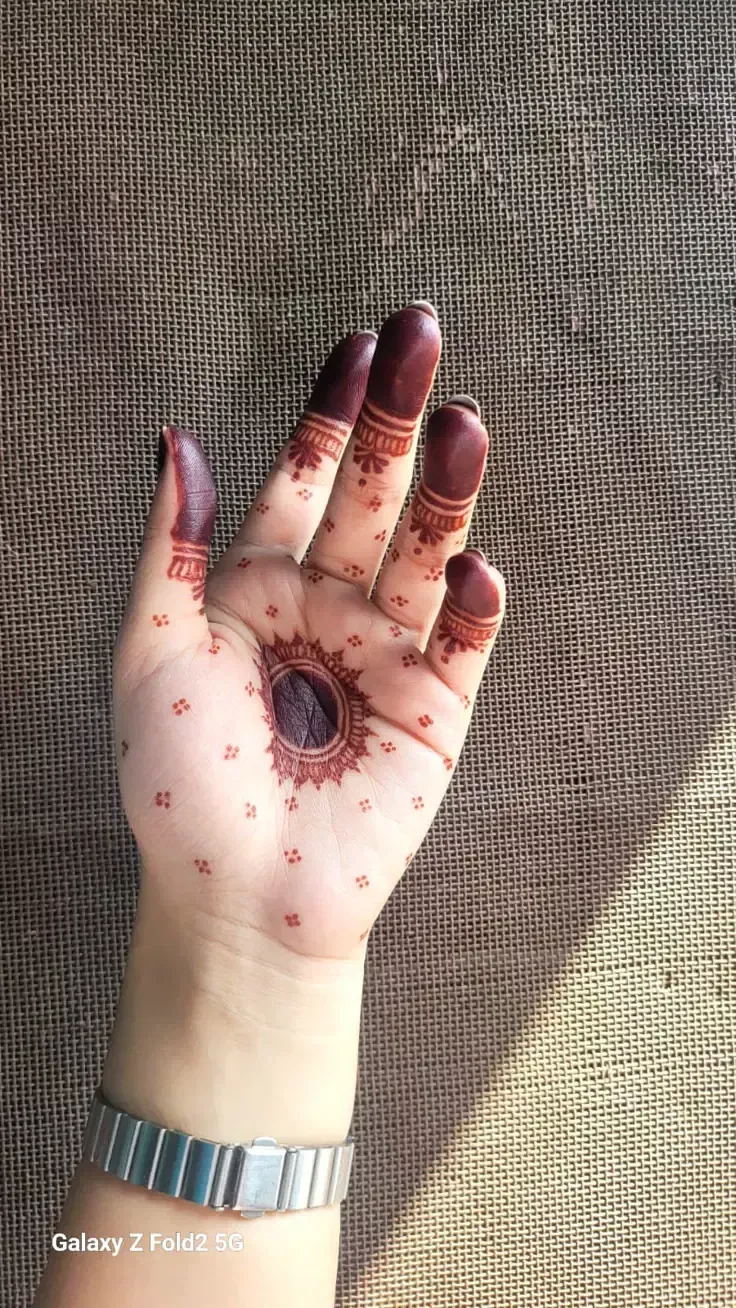 Aesthetic Minimal Finger Mehndi Design with Gol Tikki and Moon