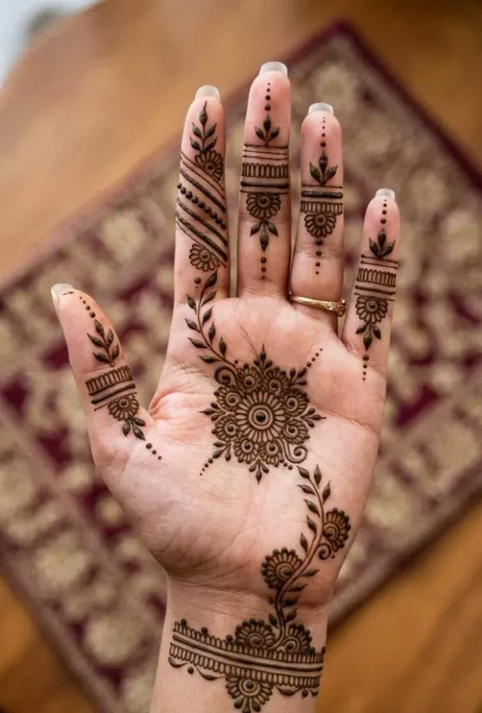 Simple Stylish Finger Mehndi Design with Figures and Jaal (2)