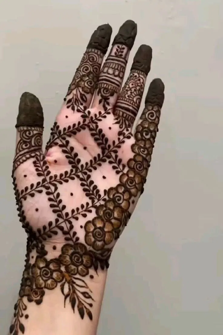 Aesthetic Arabic Front Hand Mehndi Design with Flowers for Eid (2)