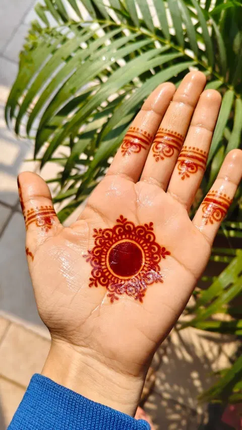 aesthetic minimal circle front hand mehndi design