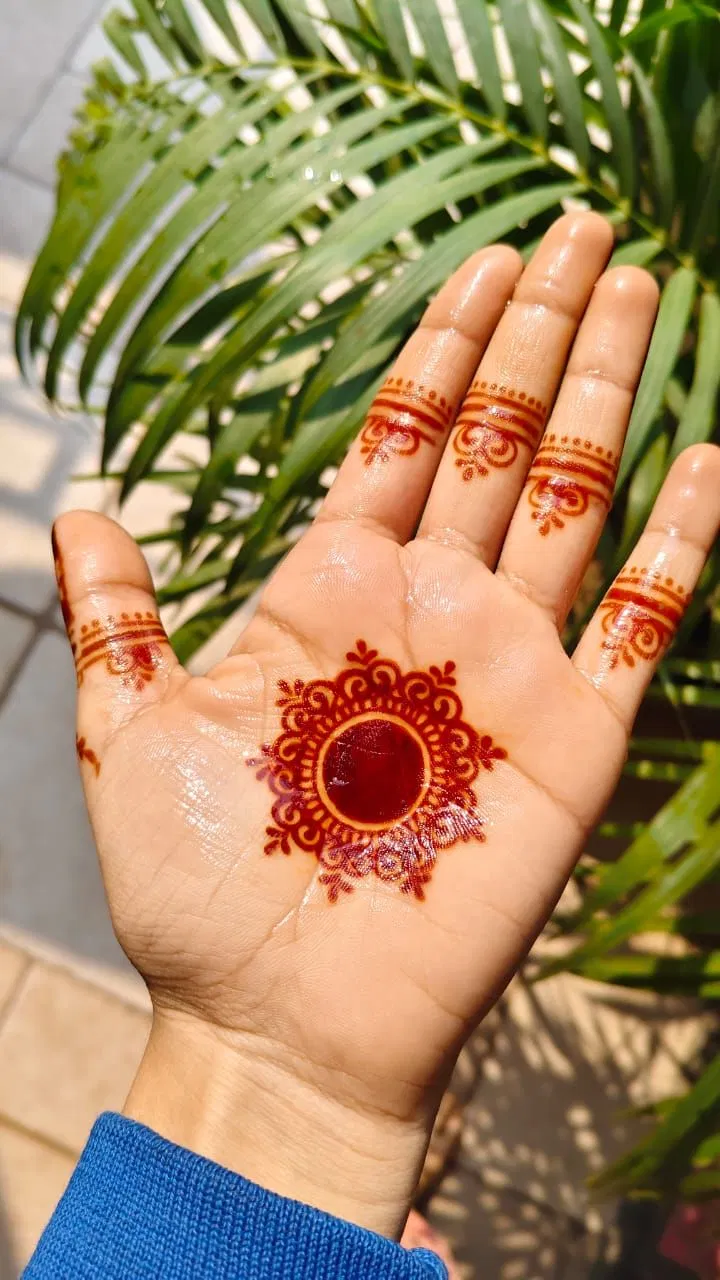 Aesthetic Minimal Front Hand Mehndi Design with Gol Tikki and Jaal (3)