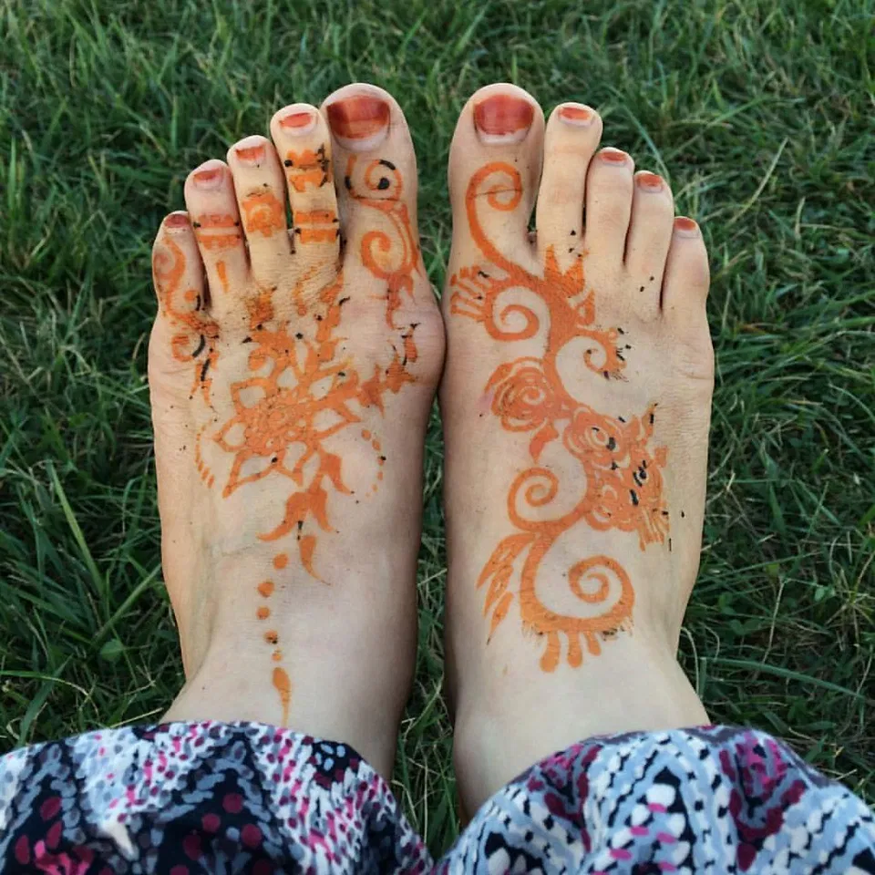 Aesthetic Simple Foot Mehndi Design with Jaal