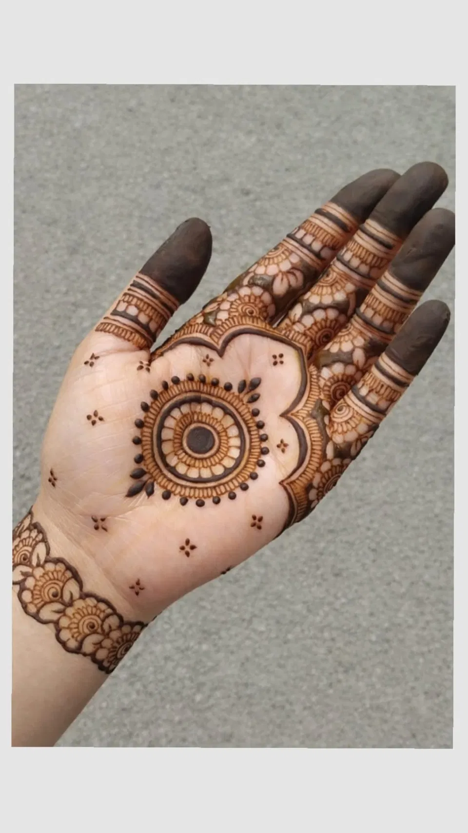 Aesthetic Arabic Finger Mehndi Design with Gol Tikki and Flowers for Eid (3)
