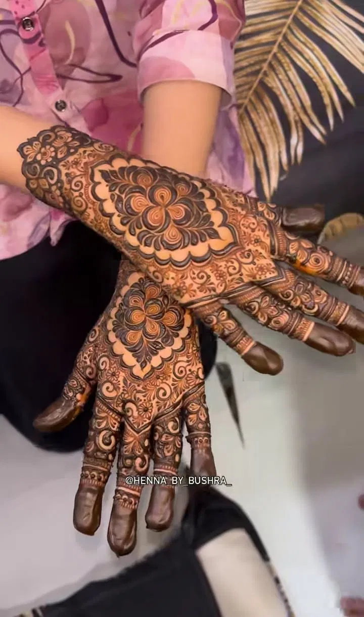 Aesthetic Arabic Back Hand Mehndi Design (44)
