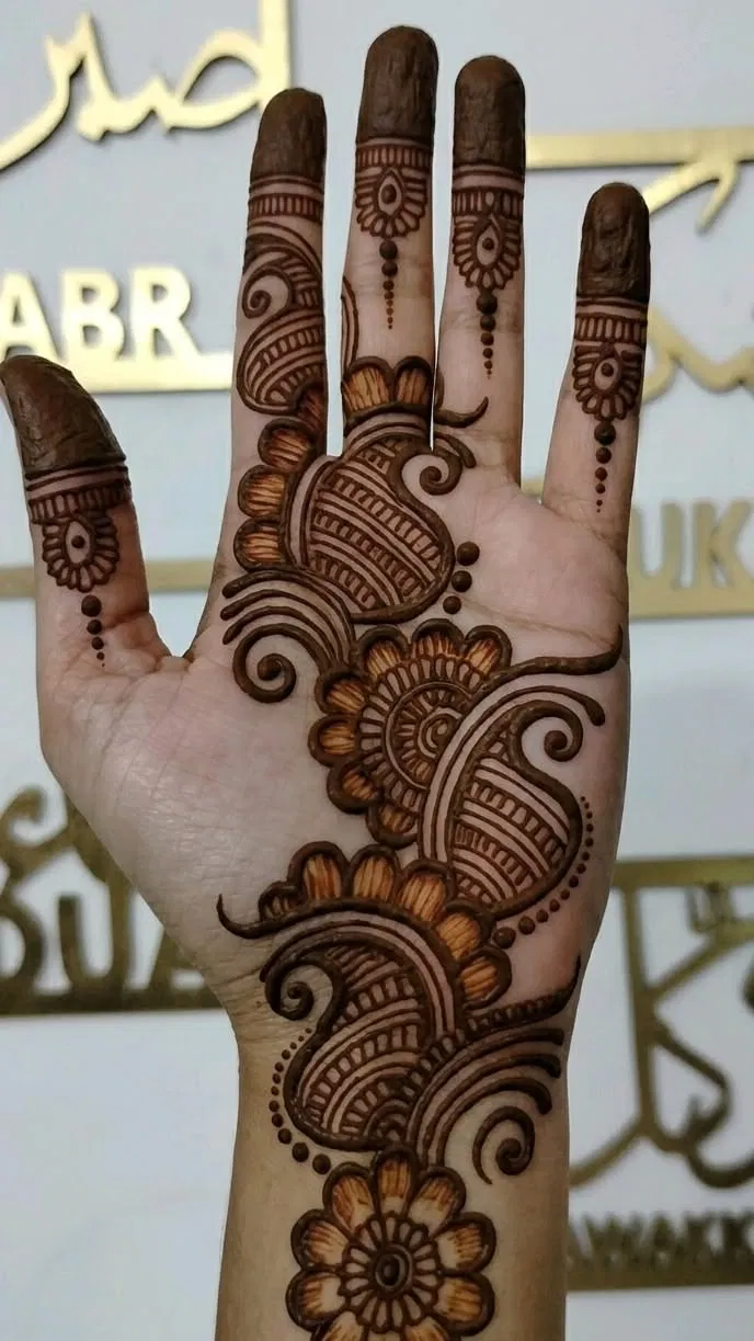 Aesthetic Arabic Finger Mehndi Design with Bel for Eid (2)
